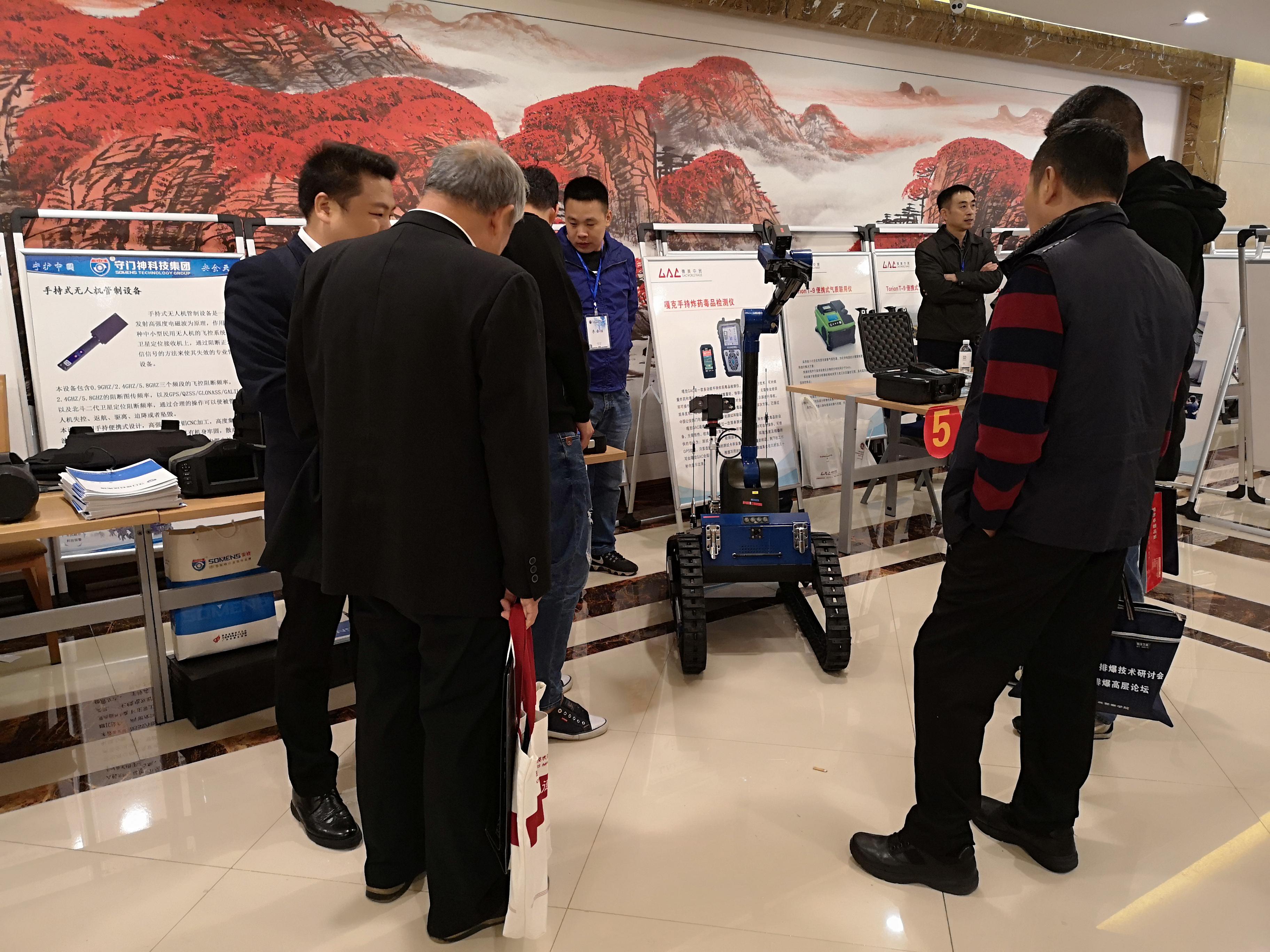 排爆反恐遙控機器人 排爆反恐遙控機器人