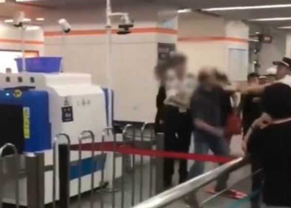 旅客拒絕安檢，與安檢員發(fā)生肢體沖突，致使安檢員停職
