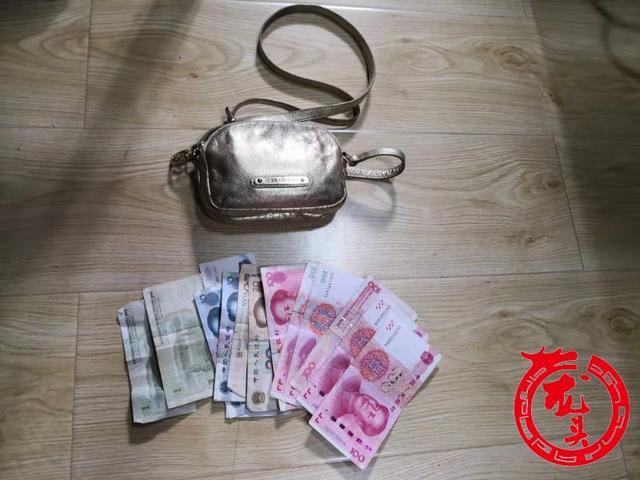 黑龍江一女子安檢時順手拿別人的包,十幾分鐘就被抓