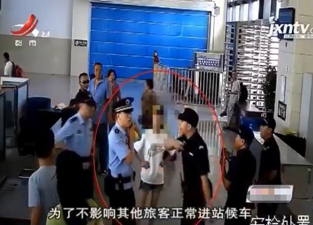 少女強行沖安檢被阻,稱舍不得朋友離開:我和他就好到和親人一樣