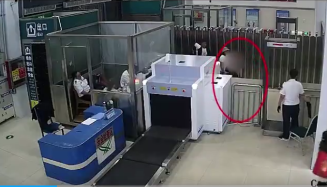 女人過安檢帶刀被阻攔,暴跳如雷還歐打安檢員,女人:我不丟刀