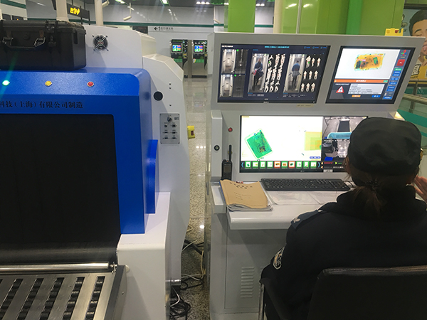 哈爾濱地鐵警方開展安檢查危違禁危險(xiǎn)物品宣傳活動(dòng)