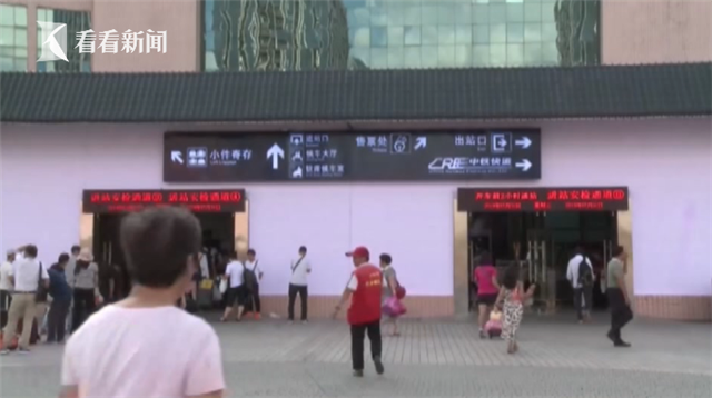 5把刀!這位70歲的老人在提著包通過安檢并打開時感到震驚