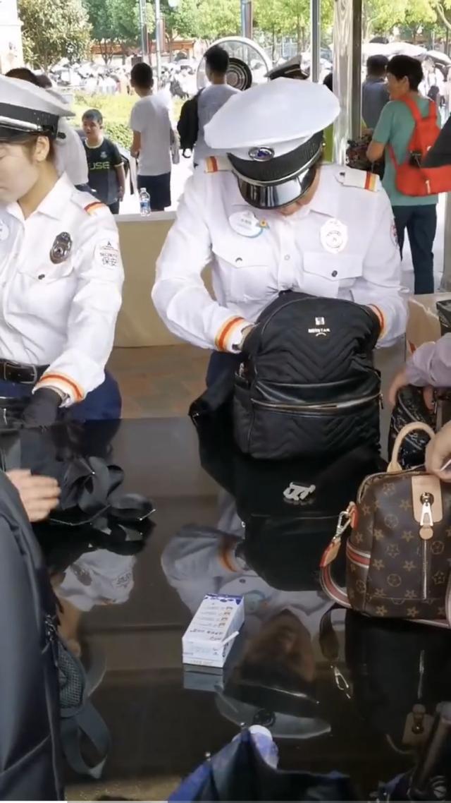 “翻包”安檢，爭論過后應(yīng)留下什么