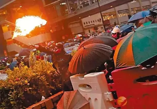 暴徒在此前的暴力沖擊中投擲燃燒彈 暴徒在此前的暴力沖擊中投擲燃燒彈