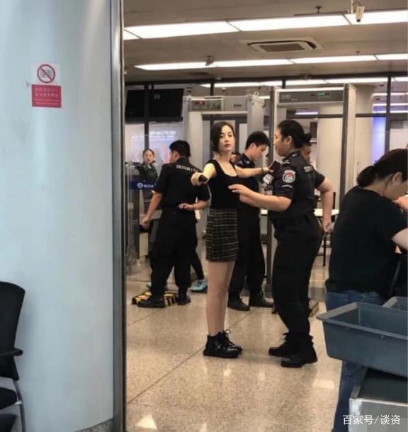 古力娜扎過(guò)安檢被曝光,小細(xì)腰惹人羨慕
