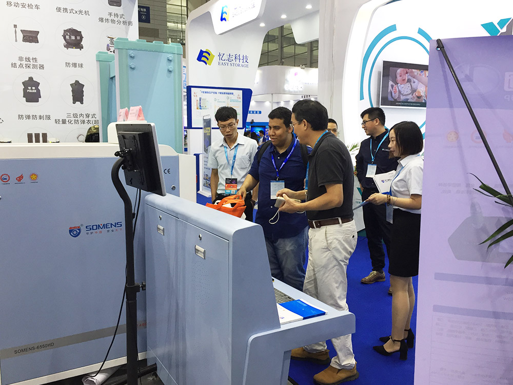 我司參展工作人員為觀展者介紹安檢機安檢門 我司參展工作人員為觀展者介紹安檢機安檢門