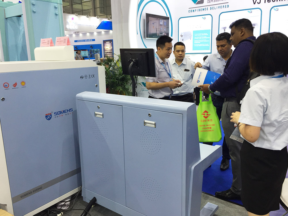 我司參展工作人員為觀展者介紹安檢機安檢門 我司參展工作人員為觀展者介紹安檢機安檢門