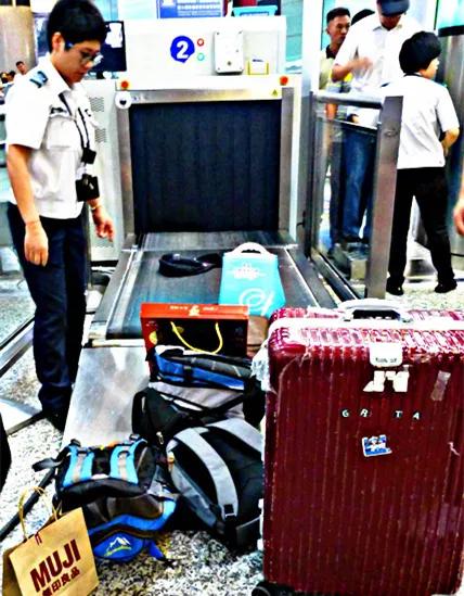 給自己的包加點裝飾,以免拿錯 給自己的包加點裝飾,以免拿錯