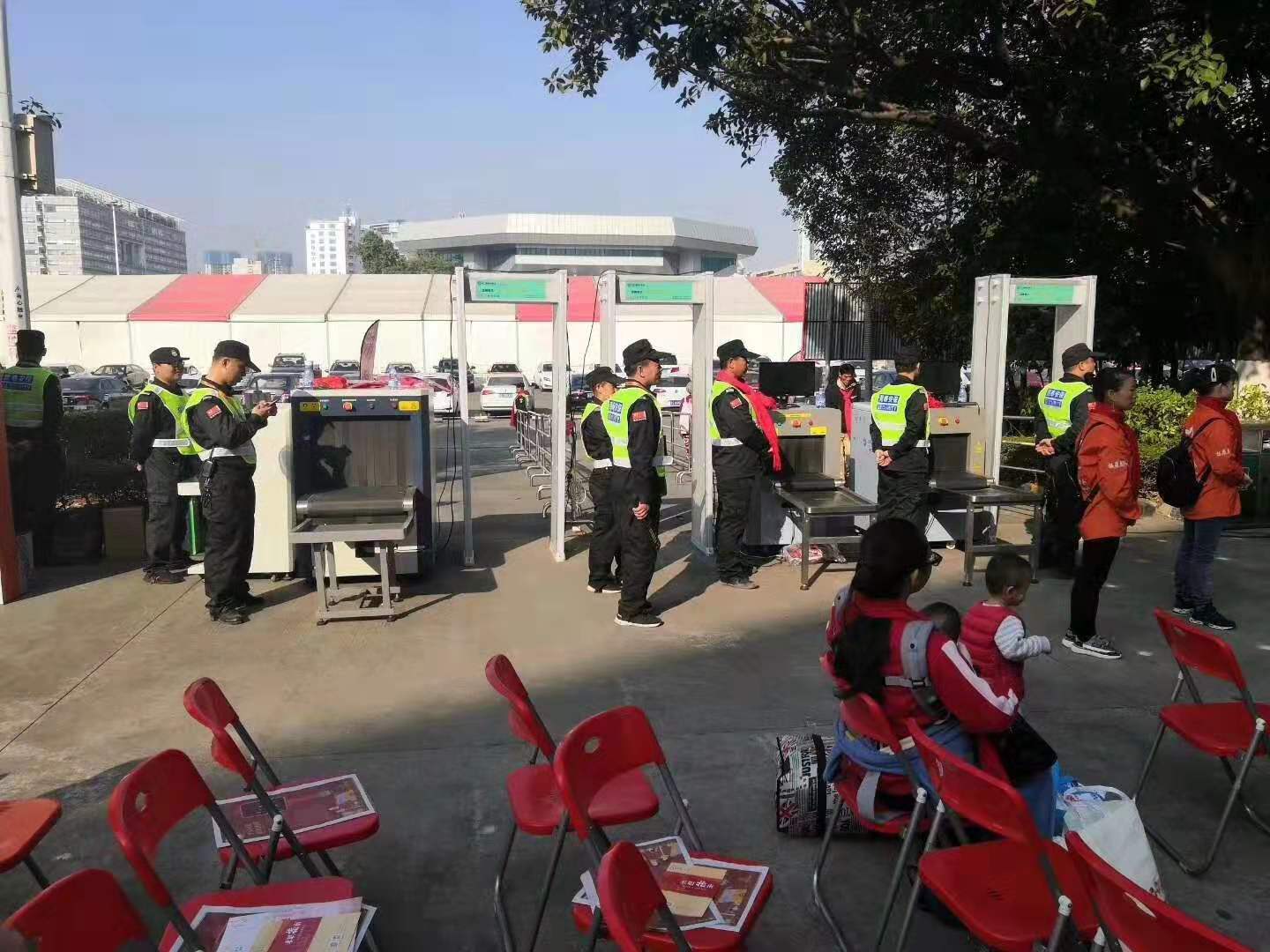 東莞2020“平安回家”活動現(xiàn)場采用守門神安檢機安檢門等安檢設(shè)備 東莞2020“平安回家”活動現(xiàn)場采用守門神安檢機安檢門等安檢設(shè)備