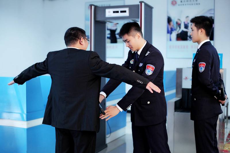 快遞員安檢員接觸人多怎么辦?專家:及時更換口罩、認真洗手