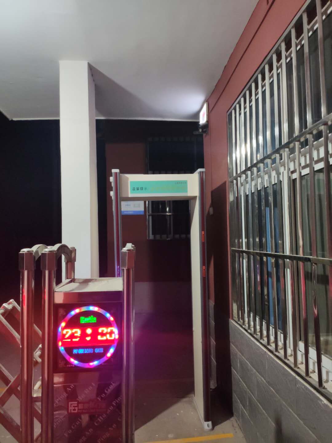 土林頭小學(xué)測(cè)溫門(mén)安裝現(xiàn)場(chǎng) 土林頭小學(xué)測(cè)溫門(mén)安裝現(xiàn)場(chǎng)