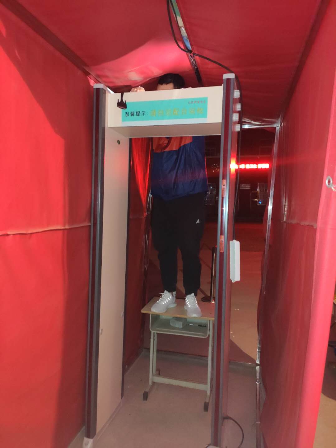 土林頭小學(xué)測(cè)溫門(mén)安裝現(xiàn)場(chǎng) 土林頭小學(xué)測(cè)溫門(mén)安裝現(xiàn)場(chǎng)