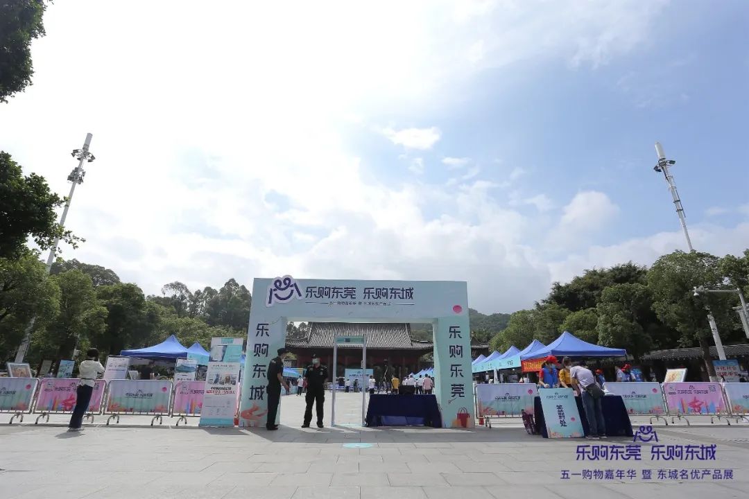 樂(lè)購(gòu)東莞會(huì)場(chǎng)采用守門(mén)神測(cè)溫安檢門(mén) 樂(lè)購(gòu)東莞會(huì)場(chǎng)采用守門(mén)神測(cè)溫安檢門(mén)